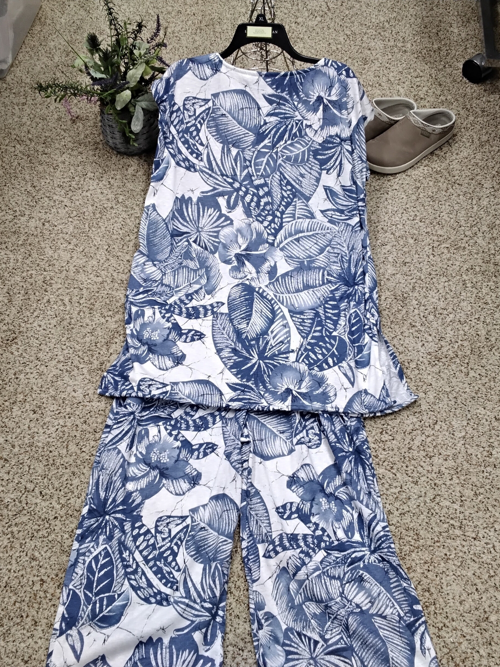 3997 Size XL Two Piece Wide Leg Capri Pant Set.